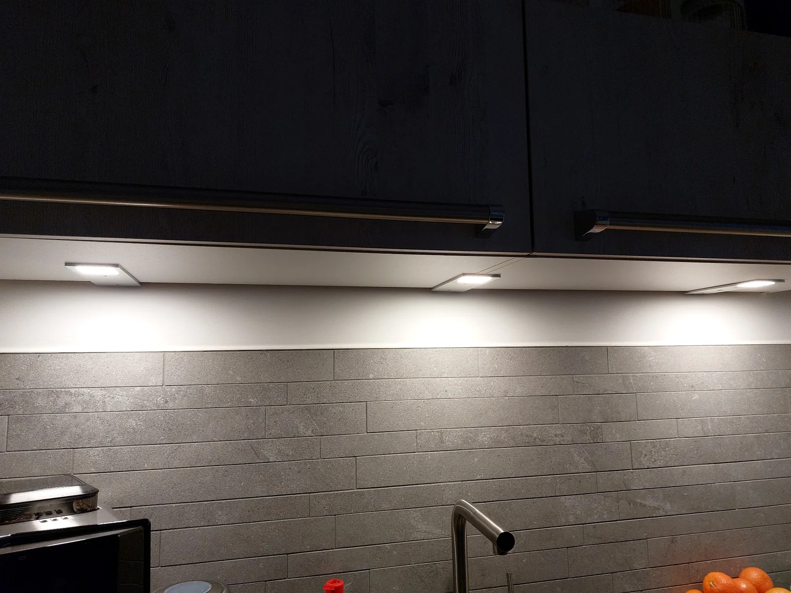 LED keukenverlichting onder zwarte keukenkastjes