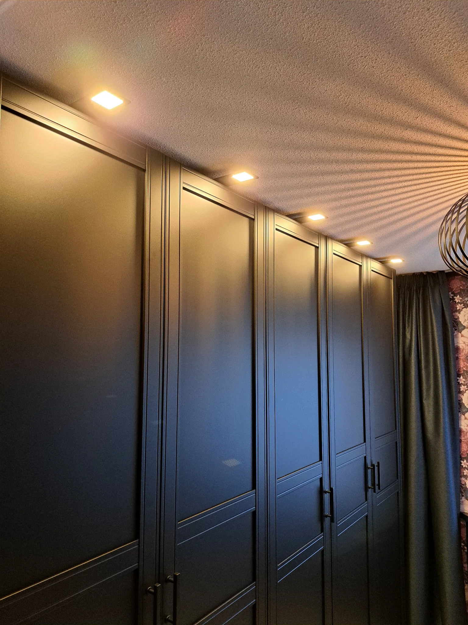 Warme LED verlichting bij kastenwand