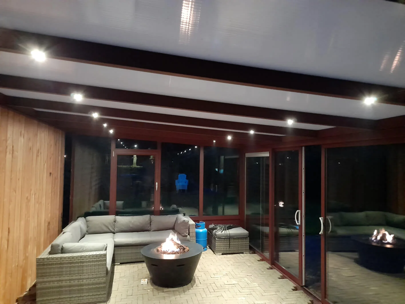 Warme LED verandaverlichting in overkapping